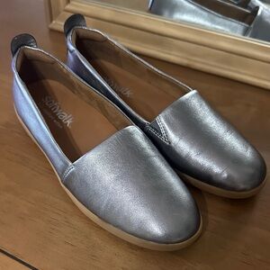 NEW SoftWalk Deva Leather Metallic Silver Flats